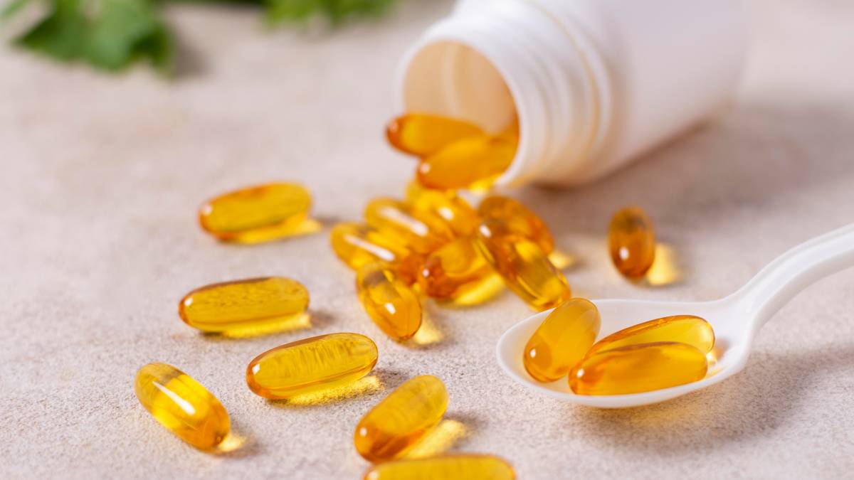 Peixes gordos, ovos e alguns minutos ao sol ajudam a manter níveis adequados de vitamina D de forma natural. Foto: Freepik