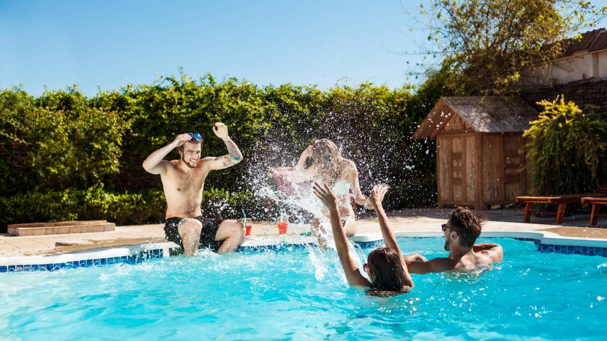 É essencial certificar que a piscina é segura para poder aproveitar o lazer plenamente (Foto: Freepik)