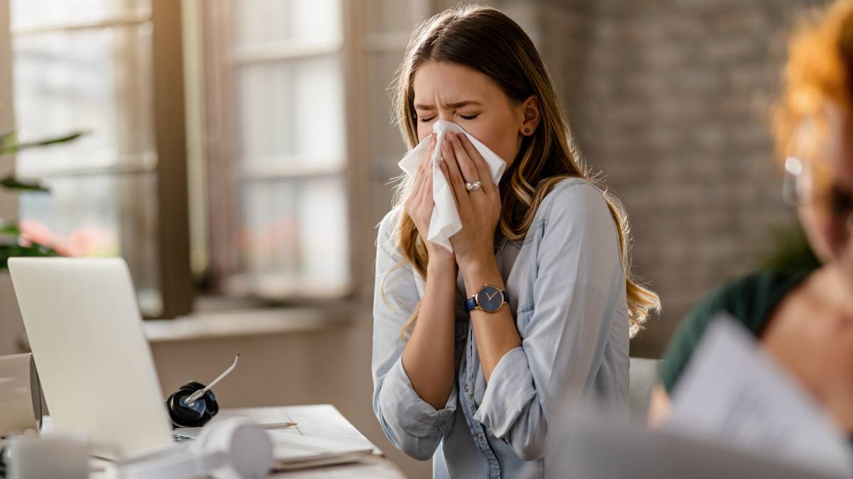 Febre e mal-estar são sintomas iniciais comuns tanto na dengue quanto nas viroses respiratórias do verão (Foto: Freepik)