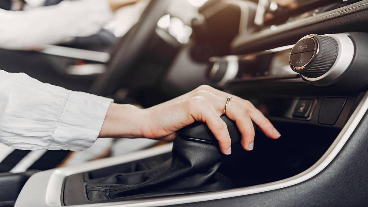 Motorista dirige em congestionamento urbano com mais conforto e menos esforço - Freepik