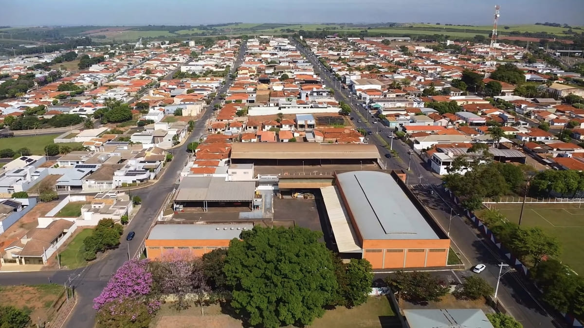 Paisagem urbana de Pirangi mostra o clima tranquilo característico do interior de São Paulo Reprodução/YouTube