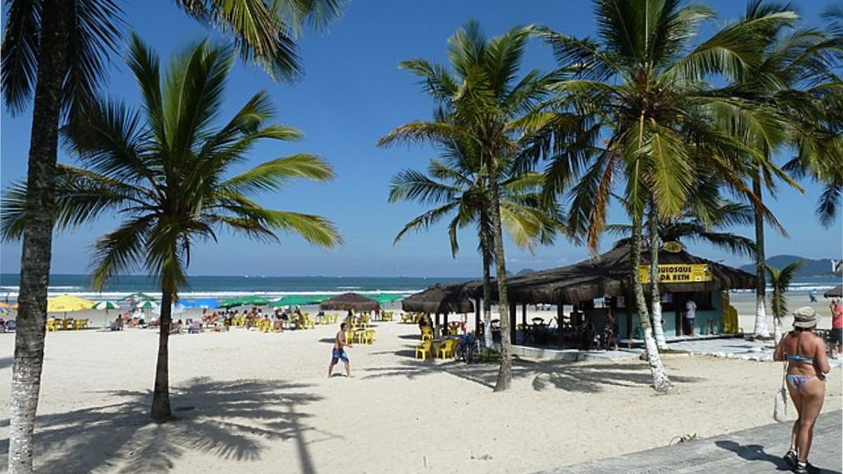 Conhecida pelo fenômeno do 'Mar Casado', onde na maré alta, as águas se encontram com a prainha ao lado, formando uma paisagem única (Foto: Boris Karpuk/Wikimedia Commons)