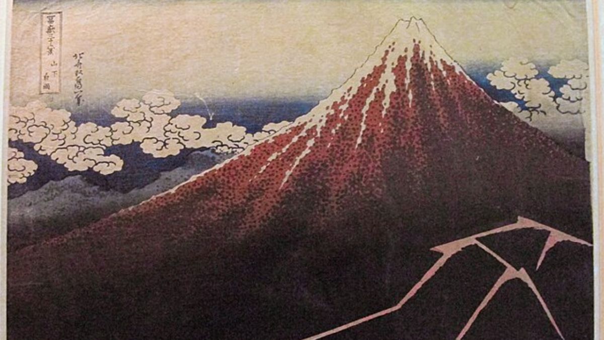 O Monte Fuji se ergue a 3.658 metros em Honshu, Japão, com florestas de cedro e pinheiro nas encostas inferiores e depósitos vulcânicos perto do cume