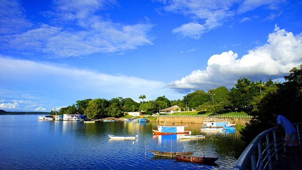 Esse lugar existe e fica no Pará: Alter do Chão, uma pequena vila que se tornou um dos destinos mais famosos da região Norte (Foto: lubasi/ Wikimedia Commons)