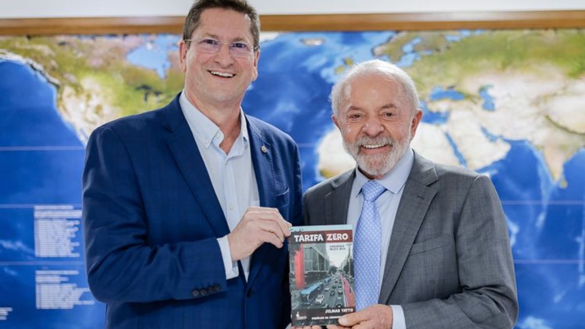 O deputado federal Jilmar Tatto e o presidente Luiz Inácio Lula da Silva articulam a viabilização de um fundo nacional. A proposta busca transformar o transporte público em um direito social universal, seguindo o modelo de gestão do SUS. Reprodução pt.org.br/Ricardo Stuckert