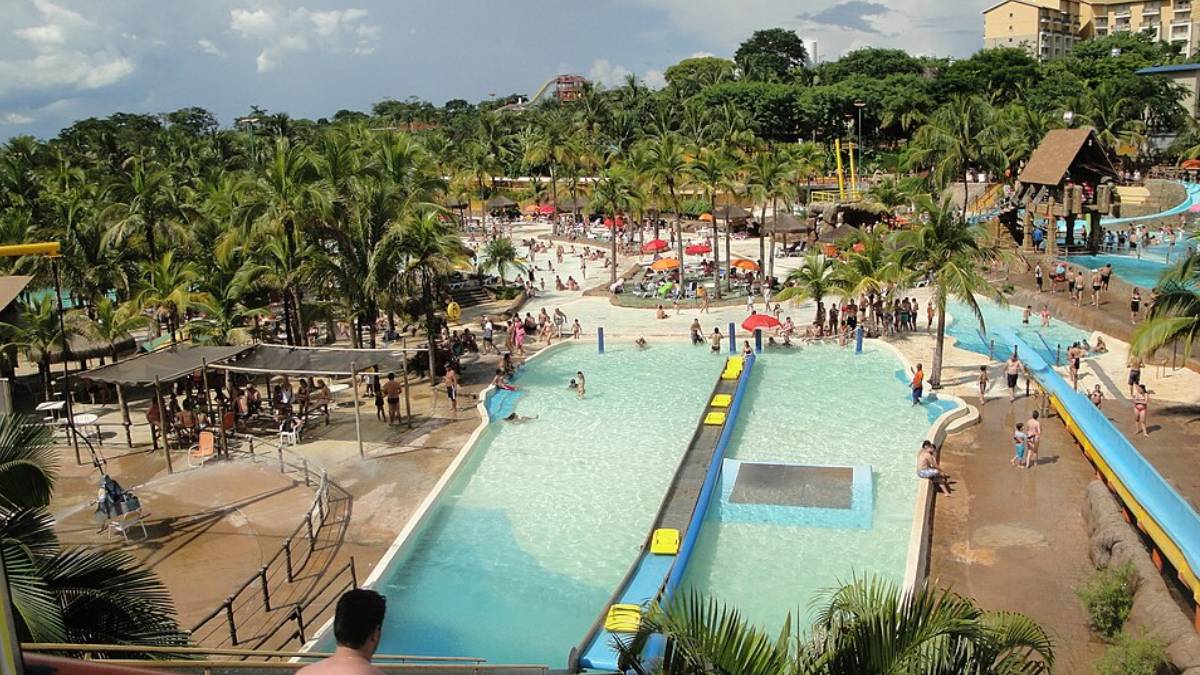 Olímpia atrai famílias e grupos de amigos com toboáguas radicais, piscinas amplas e resorts voltados ao lazer (foto: Wikimedia Commons/MARCO AURÉLIO ESPARZ)