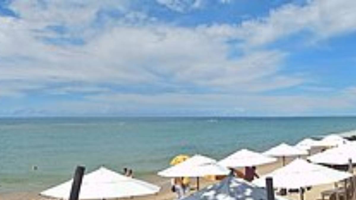 A luz do começo do dia valoriza as cores do litoral e costuma render algumas das imagens mais convidativas para capa (Foto: Wikimedia Commons/HVL)