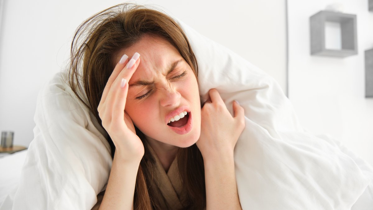 Dormir até mais tarde no fim de semana parece compensar noites mal dormidas, mas especialistas alertam que a estratégia pode aumentar o cansaço na segunda-feira