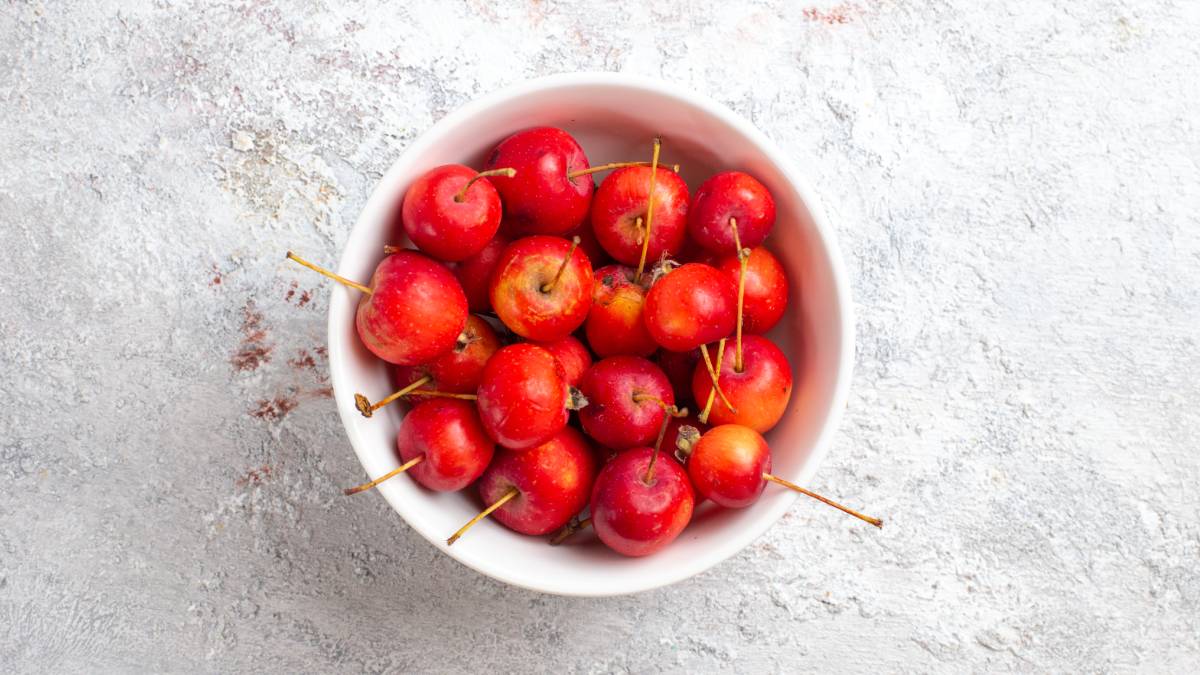 Pequena, a acerola é considerada uma das frutas mais ricas em vitamina C (Foto: Freepik)