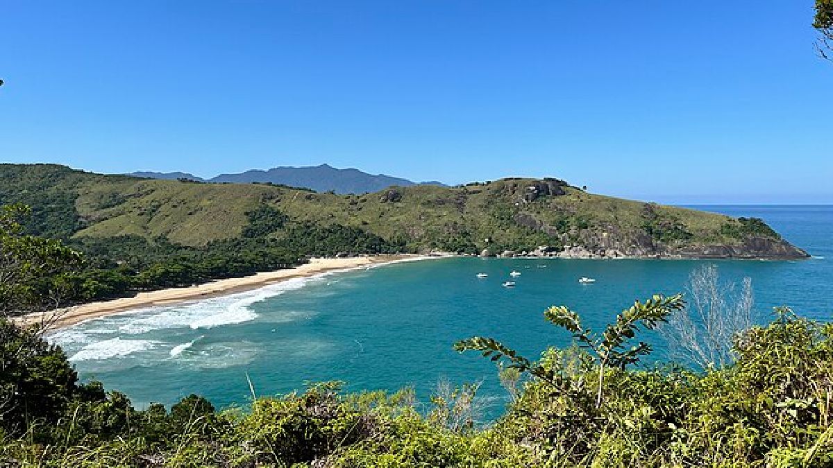 Os quiosques da região costumam oferecer pratos elaborados com frutos do mar frescos e ingredientes locais (Foto: Arthr Souza/Wikimedia Commons)