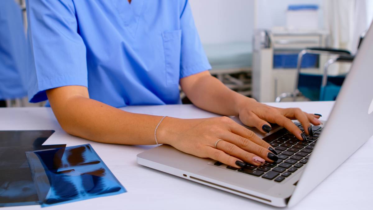 Sensores e eletrodos podem registrar a atividade cerebral e permitir o controle de computadores apenas com o pensamento (Foto: Freepik)