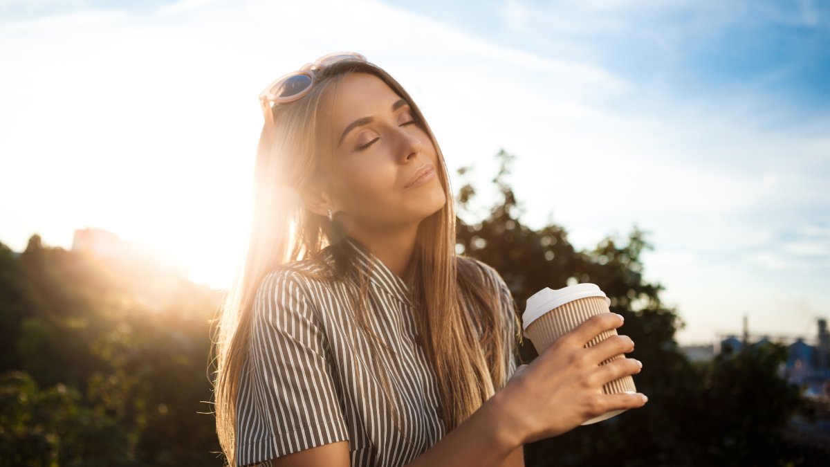 O café estimula o corpo por um curto período de tempo, enquanto o sol realmente desperta