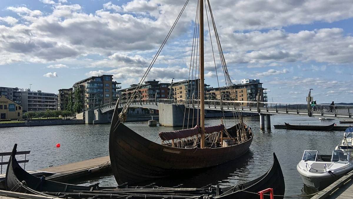 Réplicas modernas aproximam o público do formato e da imponência das embarcações associadas ao imaginário viking (Foto: Wikimedia Commons/Wolfmann)