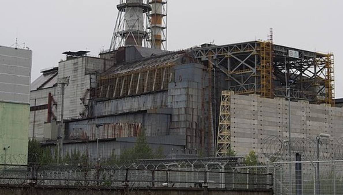 O reator 4 e a estrutura de confinamento reforçam a dimensão histórica do acidente nuclear que tornou a região conhecida no mundo inteiro (Foto: Wikimedia Commons/Clay Gilliland)