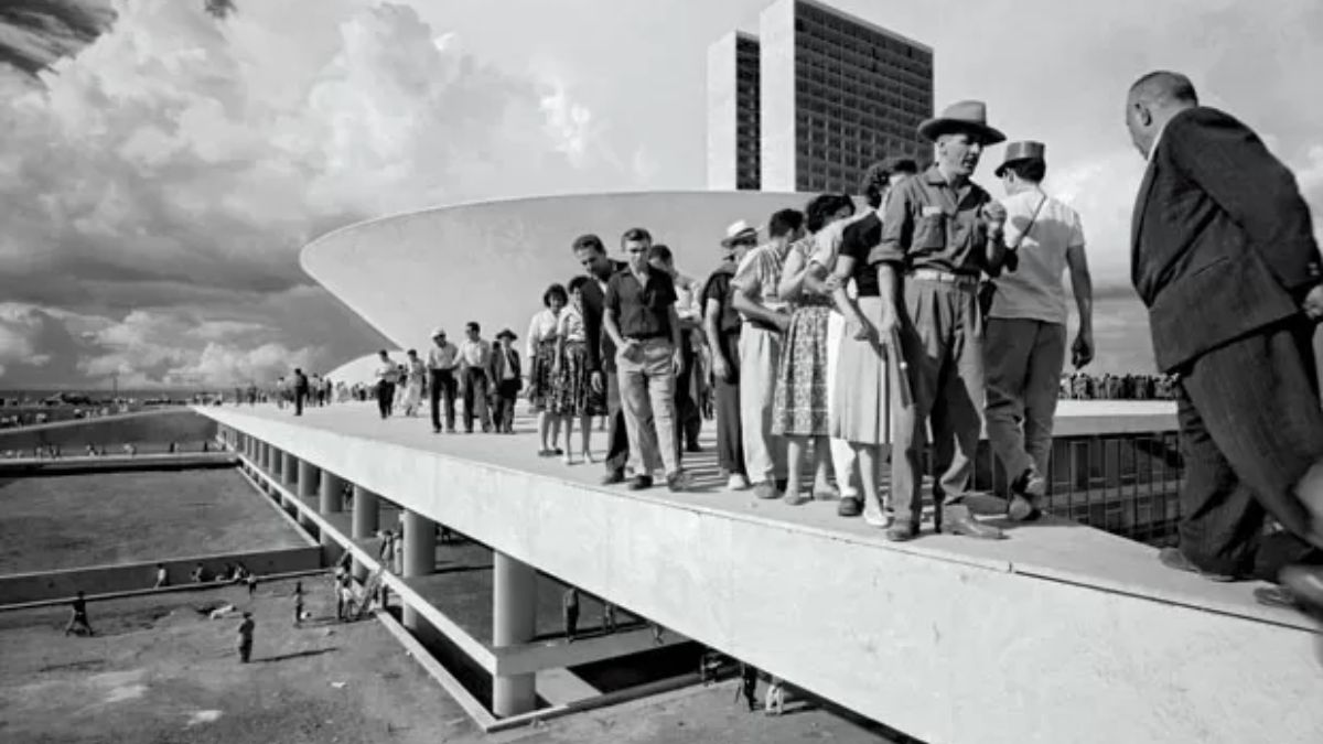 Populares sobre cobertura do Palácio do Congresso Nacional no dia da inauguração de Brasília, 21 de abril de 1960. Divulgação/Thomaz Farkas