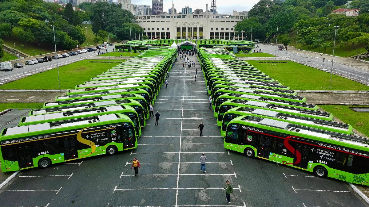 Operação urbana: Detalhe de ônibus elétrico em circulação, evidenciando o novo padrão visual e tecnológico do transporte público paulistano. Foto: Divulgação/Prefeitura de SP