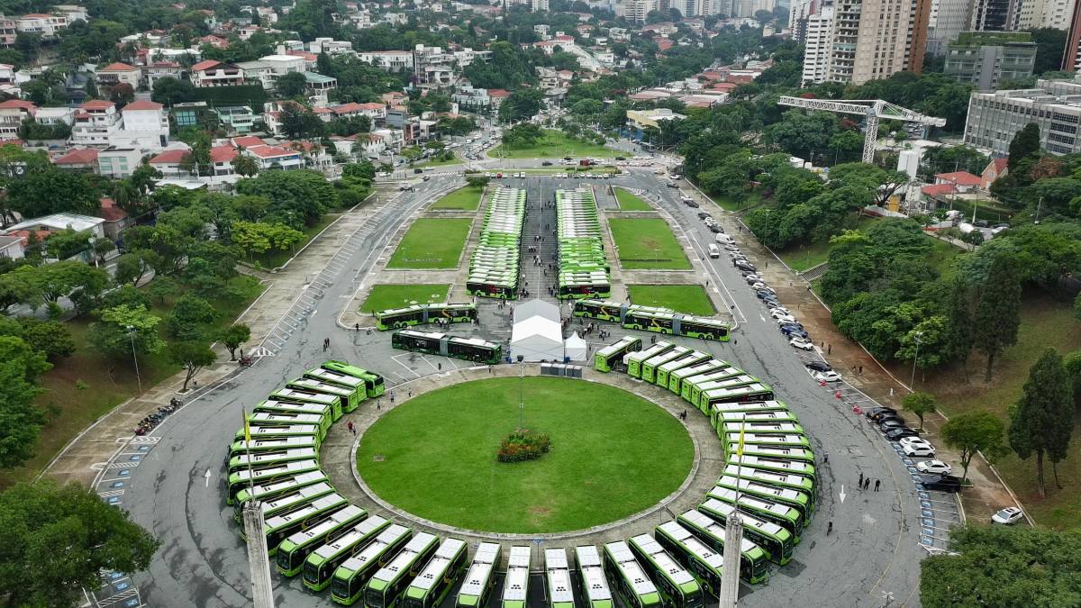 Tecnologia de ponta: Novos veículos contam com ar-condicionado e entradas USB, unindo a redução de emissões ao conforto exigido pelos passageiros. Foto: Divulgação/Prefeitura de SP
