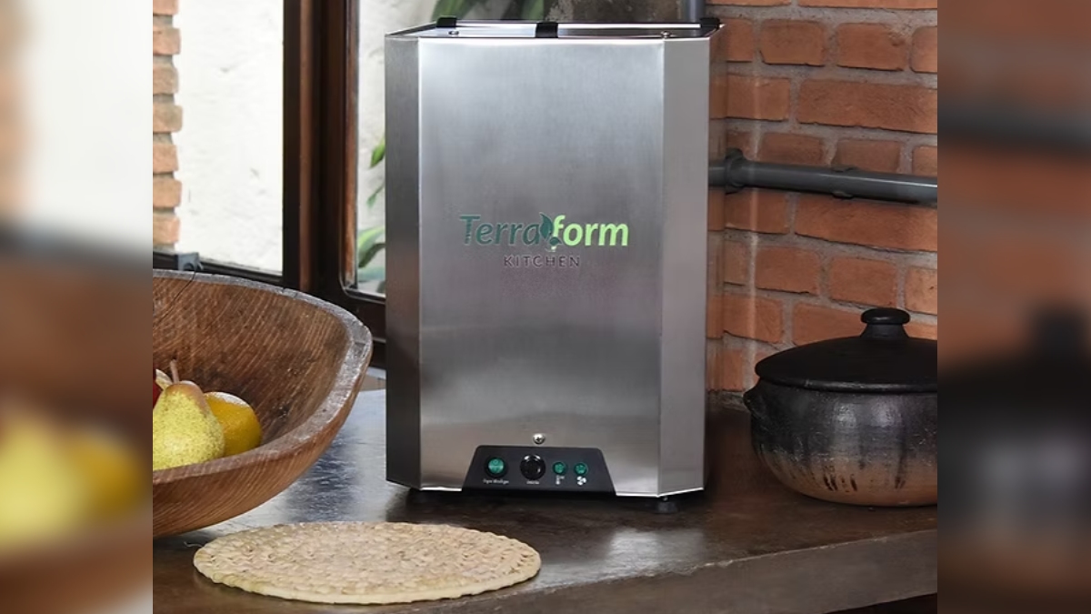 O funcionamento é simples: o equipamento controla temperatura, umidade e aeração para acelerar o que a natureza levaria meses.
