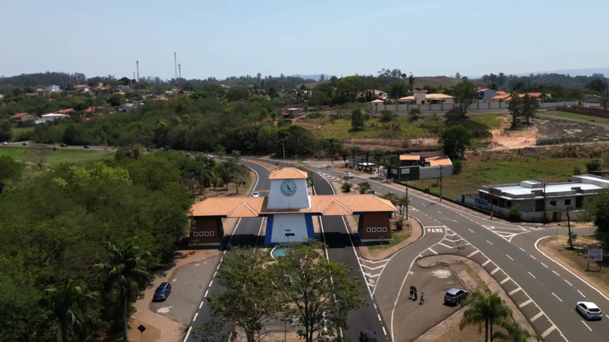 Com apenas 3,6 km² de extensão, o município é o menor do estado de São Paulo e o segundo menor do Brasil, sendo superado em território apenas por Santa Cruz de Minas (MG).