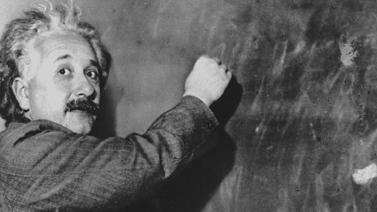 Segundo teorizado por Einstein, a força da gravidade não era apenas uma atração entre objetos, mas sim uma curvatura no tecido do espaço-tempo - (Domínio Público)