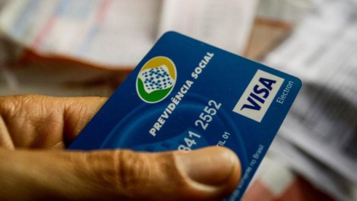Aproximadamente 35,2 milhões de benefícios do INSS serão contemplados com a antecipação do 13º salário em 2026. Os pagamentos, divididos em duas parcelas, serão realizados em abril e maio conforme o número final do cartão de benefício de cada segurado. Aluísio Maurício/Fotoarena