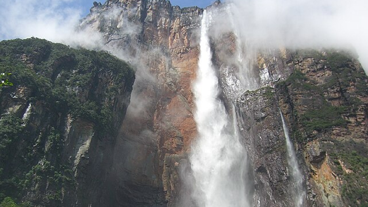 Paisagem dos tepuis (planaltos em formato de mesa) e a própria cachoeira serviram de inspiração para as "Cataratas do Paraíso" no filme da Disney/Pixar Up Altas Aventuras - (Diego Delso/Wikimedia Commons)