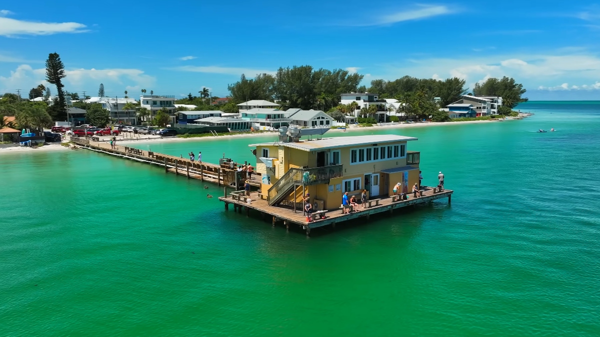 O destino que preserva o charme da "Old Florida" em um cenário digno de filmes românticos. - (Fotos: Reprodução/YouTube)