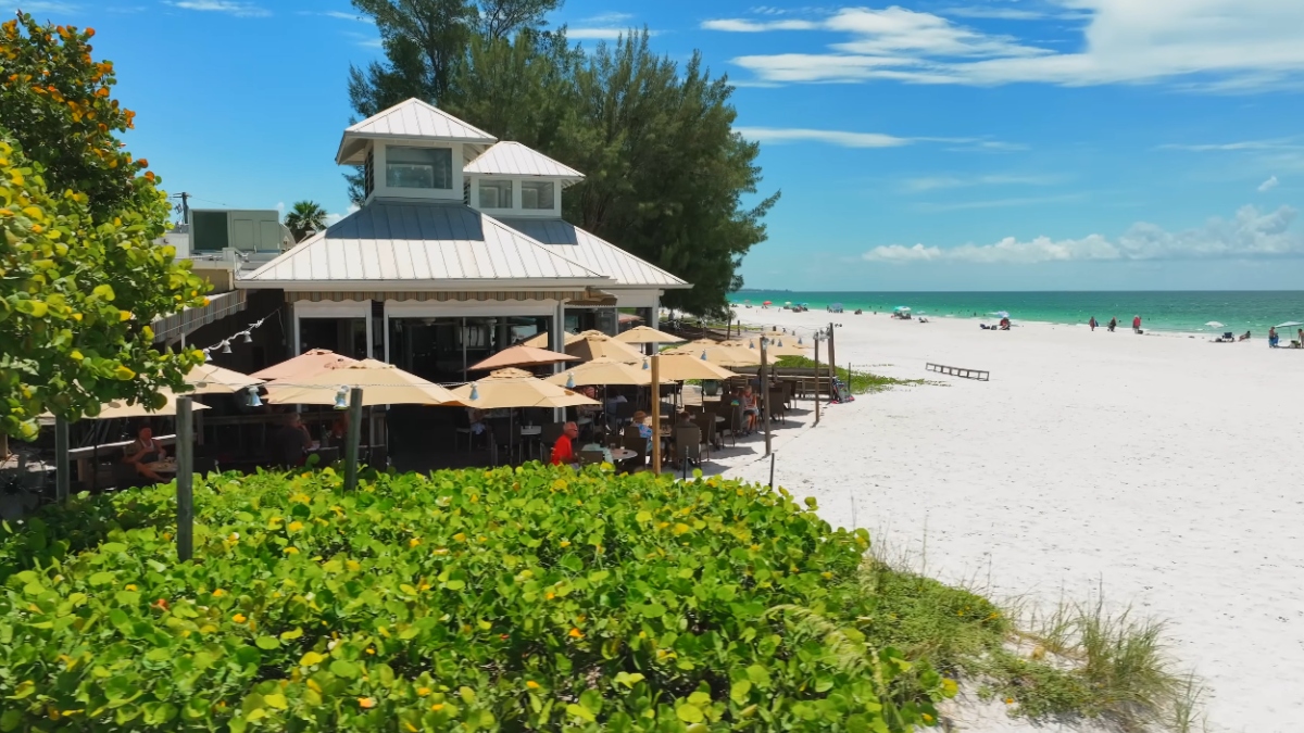 O forte de Anna Maria Island são as centenas de casas de temporada coloridas e mansões luxuosas à beira-mar.