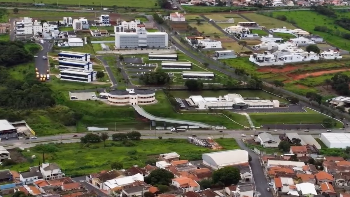 O grande cartão-postal da cidade é o Grande Hotel e Termas de Araxá. Mesmo para quem não se hospedar, a visita aos jardins e à área externa do complexo arquitetônico é uma parada indispensável - (Reprodução/YouTube)