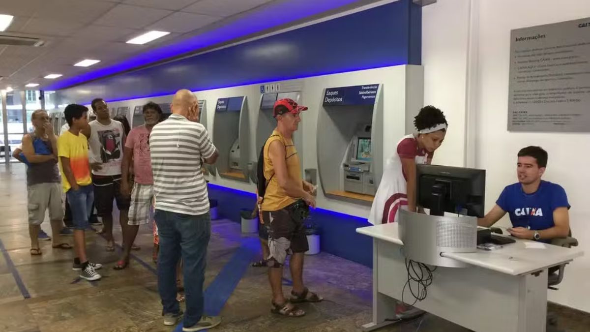 Com a Selic em 15%, o brasileiro enfrenta crédito mais caro; Caixa e outros bancos registraram altas recentes em linhas como o empréstimo pessoal, que chega a 6% a.m. Arquivo/Agência Brasil