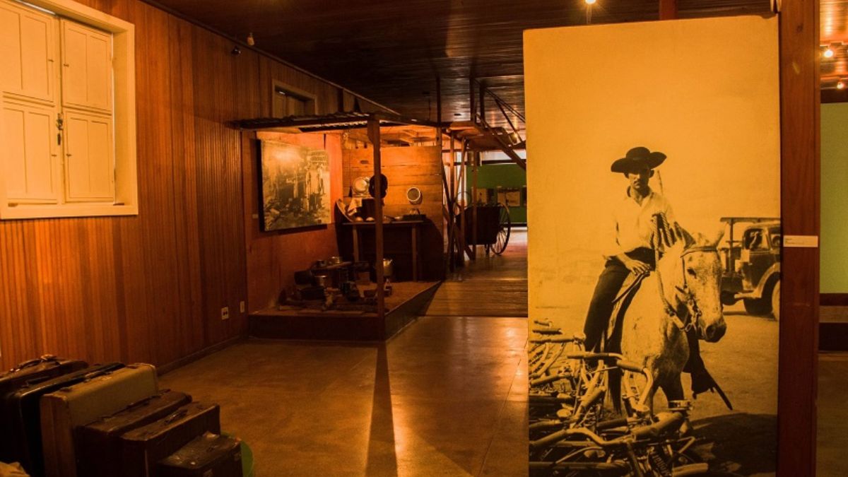 Interior do Museu Vivo da Memória Candanga preserva objetos e cenários que narram a jornada dos candangos que migraram para erguer Brasília. Ascom/Secec-DF