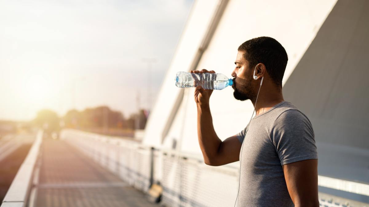 Alguns estudos indicam que a água pode aumentar temporariamente o gasto energético em poupança. 