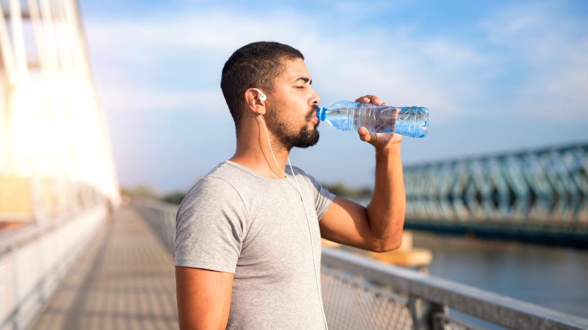 A teoria de que beber água antes das refeições ajuda a comer menos faz sentido à primeira vista, já que a água ocuparia espaço no estômago. 