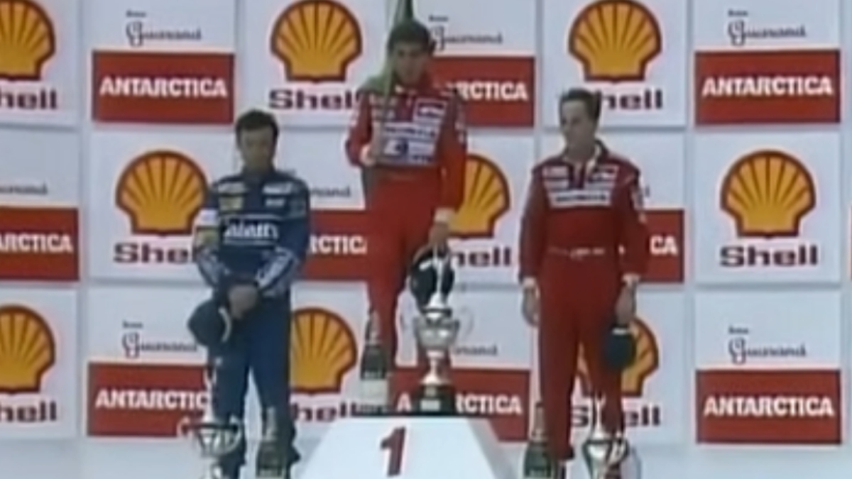 No pódio, em um dos momentos mais memoráveis do esporte, Senna mal conseguia erguer o troféu. A força para levantá-lo veio do incentivo da multidão que gritava seu nome.