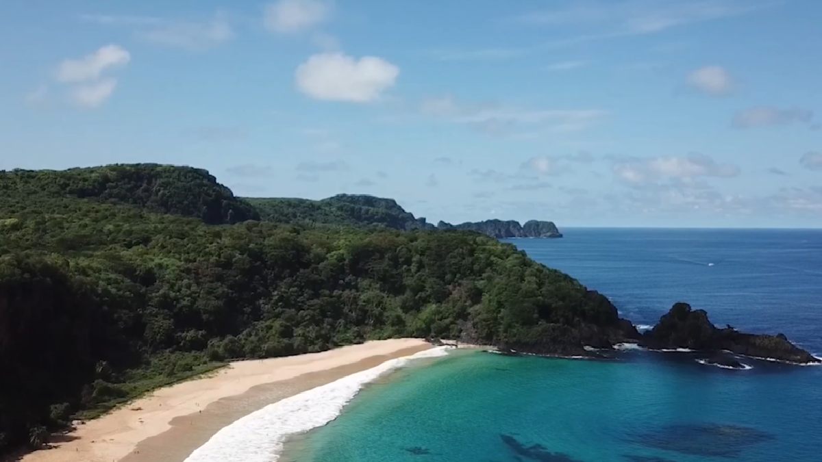 Situada a cerca de 540 quilômetros de Recife, a praia está inserida no Parque Nacional Marinho de Fernando de Noronha.