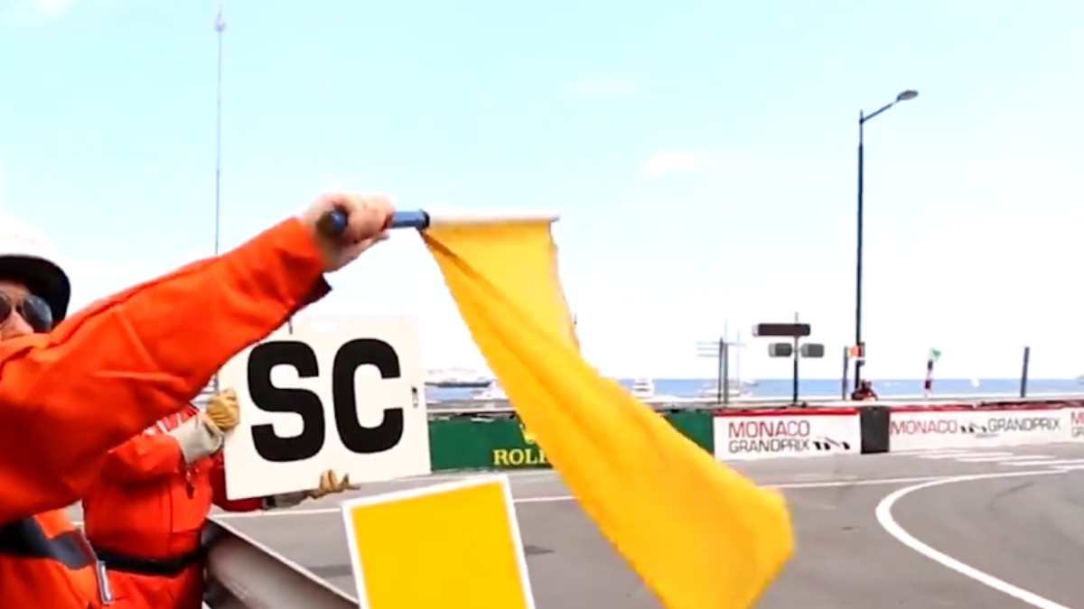 Bandeira Amarela: alerta para um perigo na pista ou em sua margem. Os pilotos devem reduzir a velocidade e estar preparados para mudar de direção, sendo proibido ultrapassar.