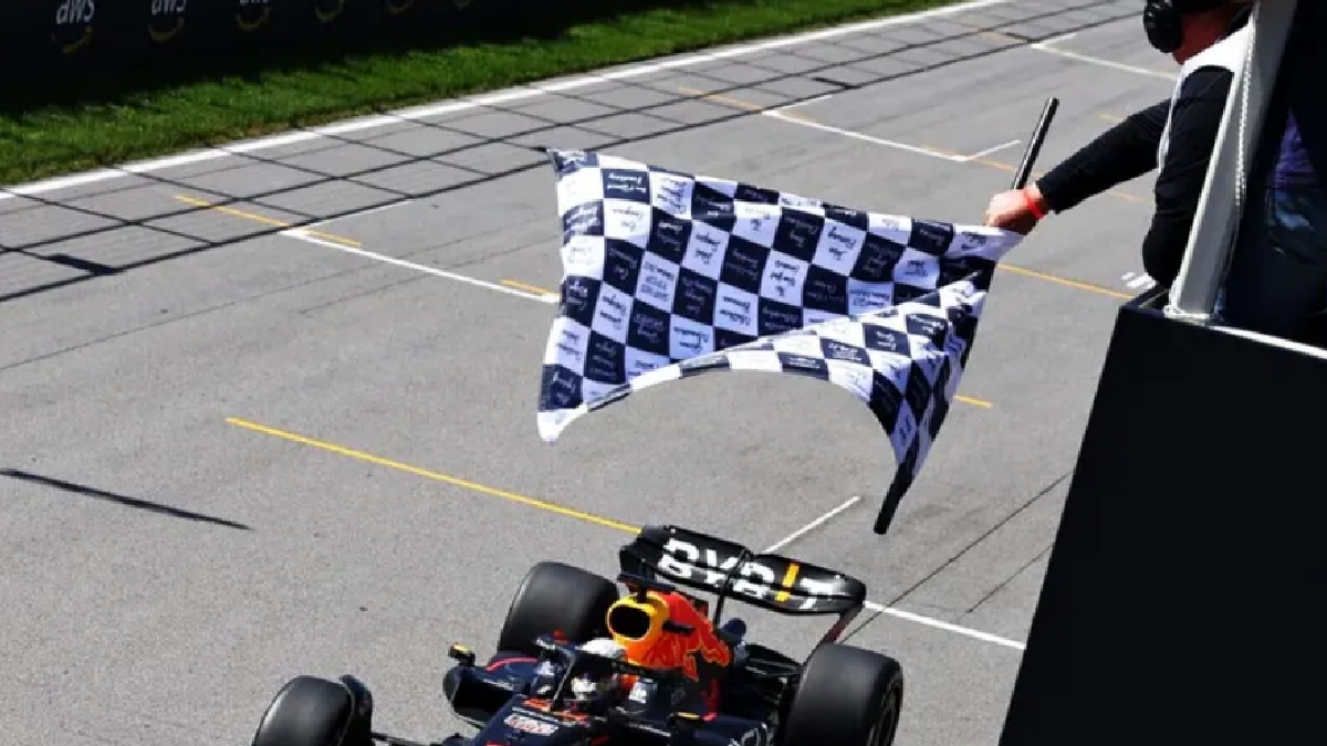 Bandeira Quadriculada: é a bandeira mais famosa do automobilismo. Sinaliza o fim da corrida ou de uma sessão de treino/classificação - (Divulgação/F1)