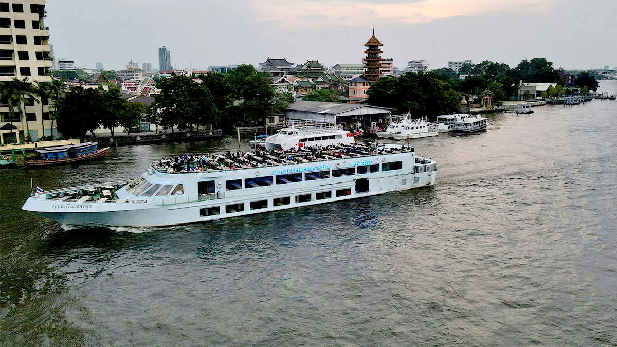 O serviço Chao Phraya Tourist Boat realiza viagens entre diferentes píeres da capital tailandesa. Divulgação: Flowdzine Creativity/Unsplash