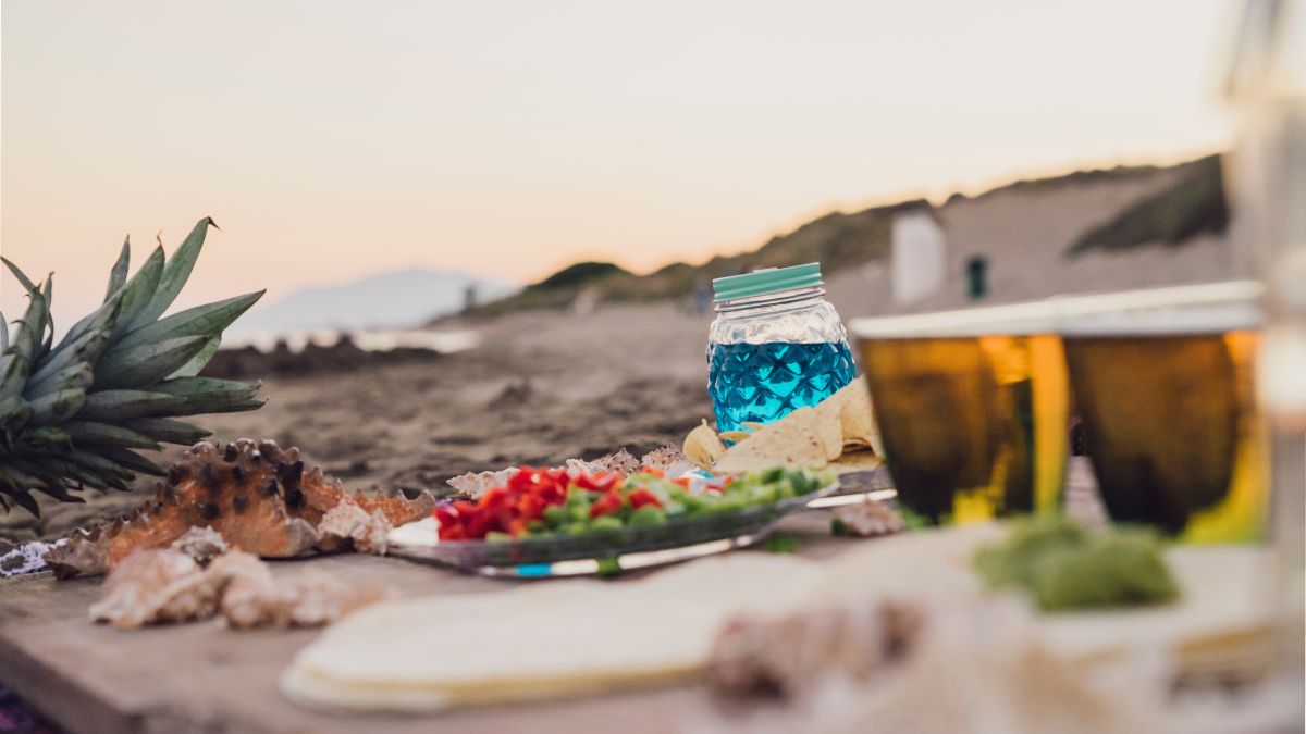 A atenção à higiene, ao armazenamento e ao preparo dos alimentos consumidos na praia é a principal maneira de evitar os transtornos causados por uma intoxicação alimentar (Fotos: Freepik)