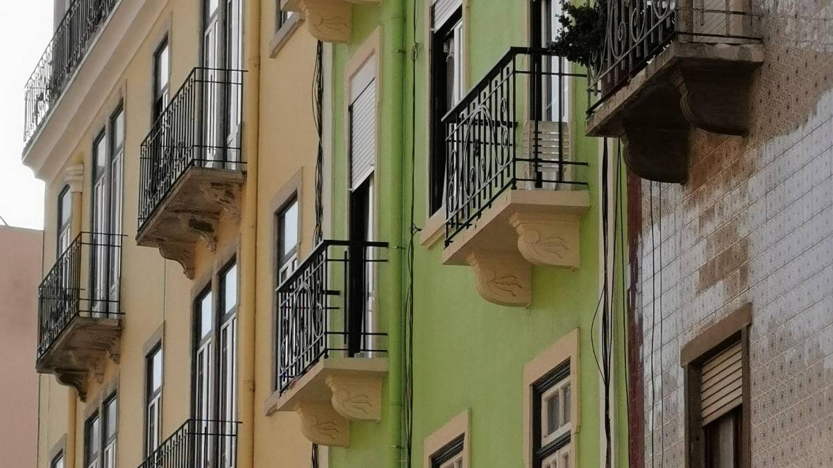 Em bairros tradicionais, prédios residenciais ajudam a contar a história de uma cidade onde morar ficou mais caro em diferentes faixas do mercado (Foto: Freepik)