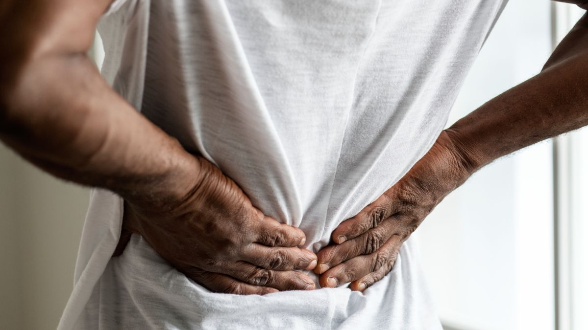 A manutenção da saúde óssea e a prevenção da osteoporose envolvem múltiplos fatores, sendo a ingestão adequada e a otimização da absorção de cálcio componentes essenciais