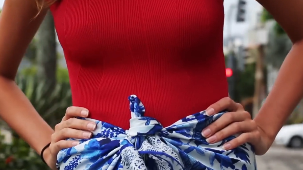 Com novos tecidos que não amassam e secam em minutos, essa peça única virou o segredo das brasileiras para manter o look impecável do escritório ao happy hour, sem precisar passar em casa para se trocar - (Reprodução/YouTube)