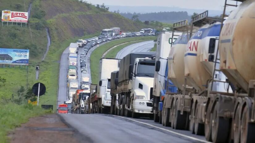 Caminhoneiros articulam paralisação nacional em protesto à alta do diesel, que acumula quase 20% de aumento em março de 2026. Foto: Valter Campanato/AB