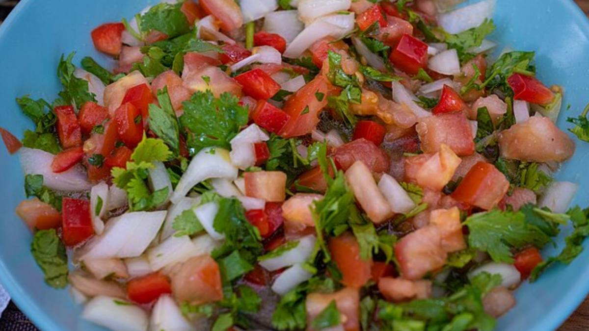 Vinagrete tropical adiciona cor, aroma e textura a bowls e sanduíches naturais. Foto: Wikimedia Commons