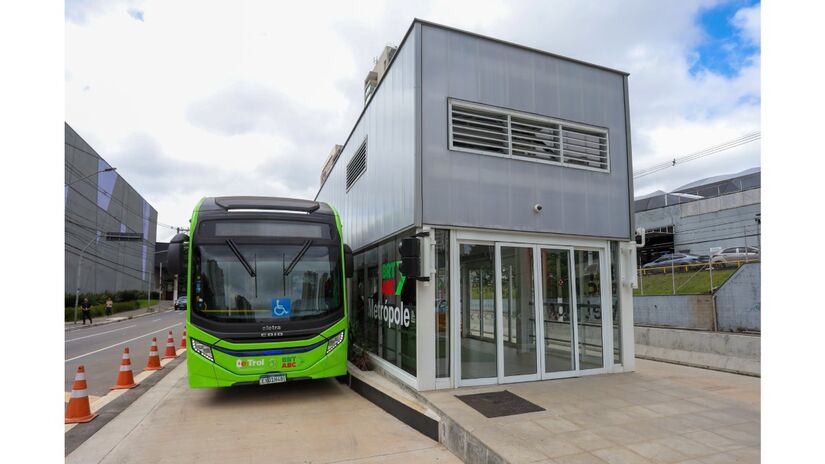 No total, o BRT-AVC contará com 92 ônibus de grande porte/Divulgação/Governo de SP