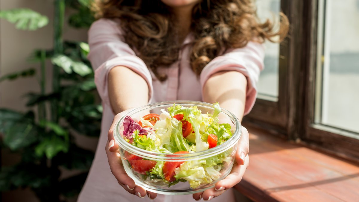 Pesquisadores observaram que dietas com menos proteína diminuem a produção de amônia, substância que pode ser usada por células cancerígenas