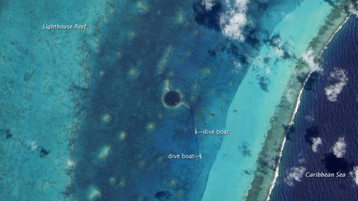 Patrimônio Mundial da UNESCO desde 1996, o Grande Buraco Azul permanece como um dos lugares mais fascinantes e enigmáticos do planeta - (Reprodução/Nasa)