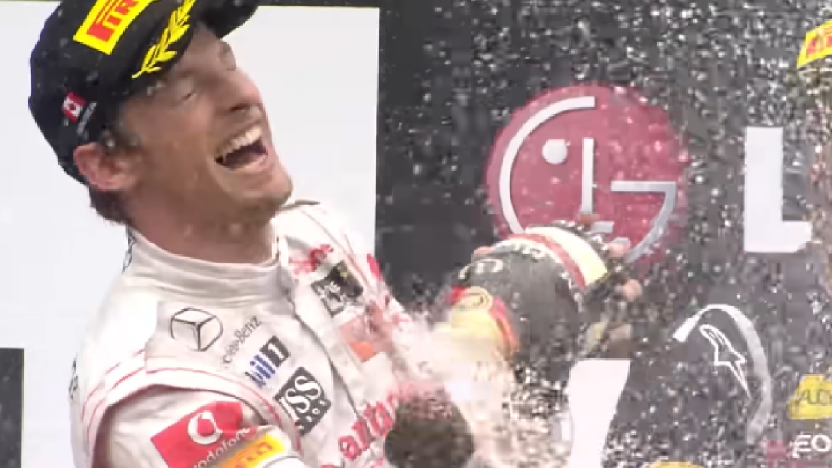 A prova histórica teve um final digno de cinema. Jenson Button, que chegou a estar na última posição e a parar seis vezes nos boxes, ultrapassou Sebastian Vettel na última volta, se sagrando o grande vencedor do GP - (Reprodução/YouTube/F1)
