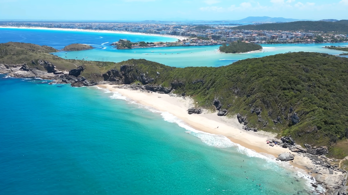 Praia Brava: um dos destinos mais selvagens e preservados de Cabo Frio, oferecendo um contraste marcante com o movimento da Praia do Forte - (Reprodução/YouTube)