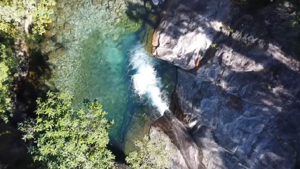 A piscina natural formada pela queda d'água é ideal para um banho revigorante em meio à natureza preservada da Serra da Mantiqueira - (Reprodução/YouTube)